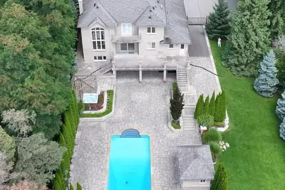 Image de \"Luxury Home with Pool and Outdoor Bar\"