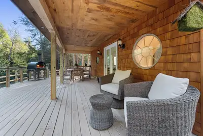 Image de Creekside Couple's Retreat w Hot Tub, Sauna and Game Room, 2 minutes from lake