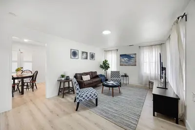 Image de Dapper 2-Bedroom Abode: Chic & Cozy