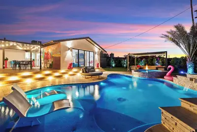 Image de The PinkPalm 3, Heated Pool! , 6 min to Old Town!