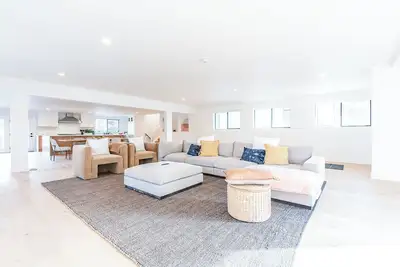 Image de Bellevue Oasis with 6 Br Haven & Pool!