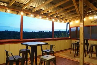 Image de 2nd-Story Covered Deck with Lake View - 2 Kings, 3 Queens!