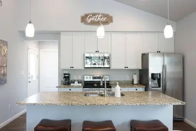 Image de Gorgeous 3 King Bed Home. Multiple Outdoor Spaces!