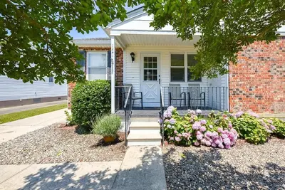 Image de 2 bed/2 bath not far from the Beach!