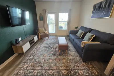 Image de Comfy King bed, full kitchen, Lakeview, Gym & Pool♡