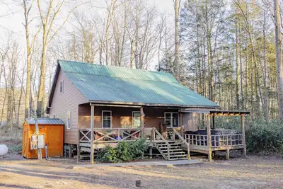 Image de Cozy Pines Log Cabin 2br+Loft Creekside w/ Hot Tub