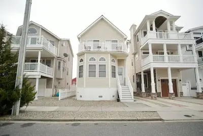 Image de Single family home located in quiet south end of Sea Isle- few blocks from the beach!