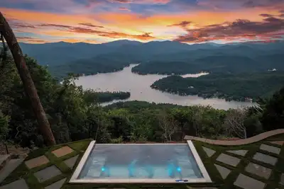 Image de The SkyHaĂĽs @ Lake Burton - incredible views, hot tub, 3 grills, & porches.