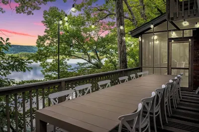 Image de Lakeside Luxury: Private Dock, Kayaks, Game Room