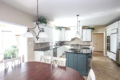 Image de Cape May whole house rental- In-ground Pool, Sleeps 16, Birding, Biking and Bbq!