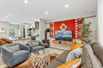 Image de Picture Perfect Mountain Retreat | Walk to Downtown & Nau | Hot Tub & Unbelievable Backyard!