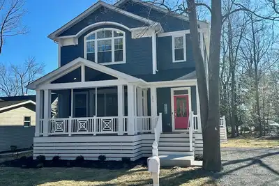 Image de New home in Bethany West: pools, pickleball, beach trolley. Five bedrooms.