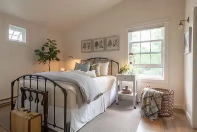 Image de Cozy Loft | Well-Equipped, Walk to Msu & Downtown