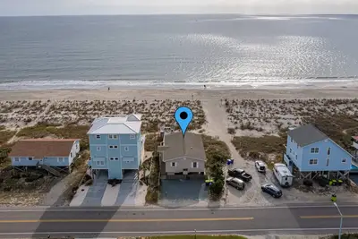 Image de The Ocean Rose - Classic Dog Friendly Beachfront Gem with Large Sunroom and Outdoor Deck