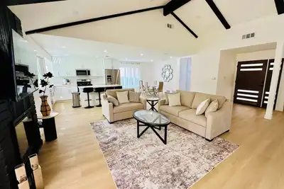 Image de Beautiful Family Friendly Canyon Home with Pool & Bbq, 14 mi to Six Flags