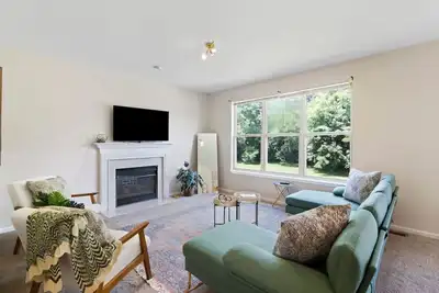 Image de Quiet Suburban Home with Cozy 70's Art-Deco Flair
