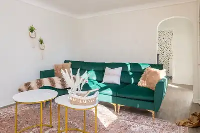 Image de ~Location~ 3 Min to Uofm: Cozy Retro Art Deco Home