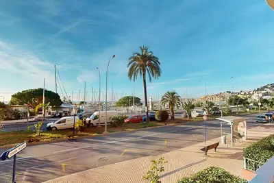 Image de Studio avec terrasse près de la mer, animaux admis