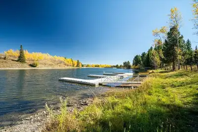 Image de Luxury Spacious Lodge w/ Dock, Hot Tub Firepit, 25 Mi to Yellowstone - Henry's Lake Hideaway