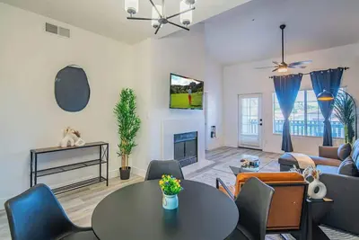 Image de Pickleball+Pool+W/D+Tpc Golf+Parking+HotTub+Modern