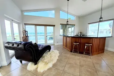 Image de Exceptional Oceanfront Private Beach House in Charming Florida Hollywood