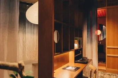 Image de High Ceiling Room in Your Quiet Zen Hotel in the city