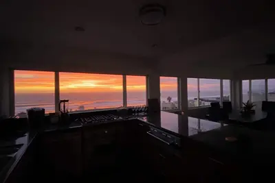Image de Gorgeous beachfront house with stunning views, light and the sounds of the ocean