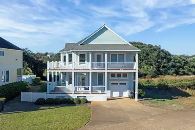 Ace By The Beach: Pool Access | Golf Course Views