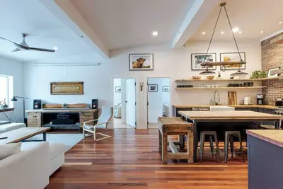 Image de Large Industrial Apartment on the Winooski Rotary