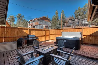 Image de New Hot Tub, New Fire Pit, Game Room and More!