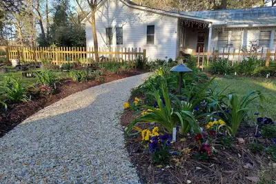 Image de Come visit our “Sweet Retreat at the End of the Street” where you can relax! ! !