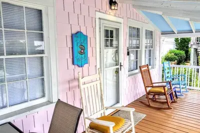 Image de Pink Pearl - Cute Bungalow just a 5 minute walk to the Beach!