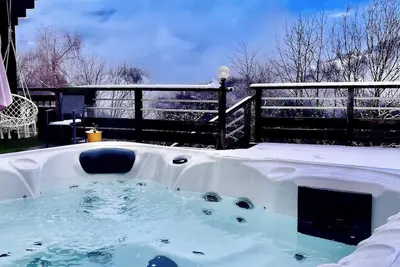 Image de Charmant chalet de 4 chambres dans le village les Clefs avec jacuzzi privé