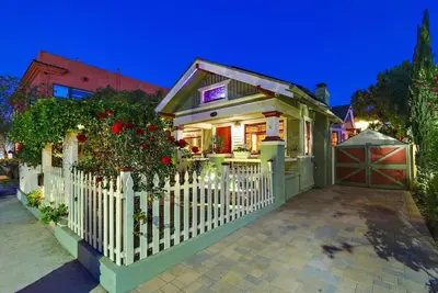 Image de Charming Bungalow, A/C, HotTub, Close to Beach