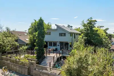 Image de Spacious 5-bedroom house in Ocean Beach with Heated Saltwater Pool! !