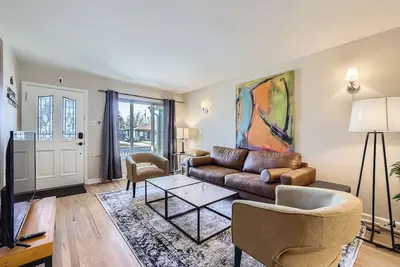 Image de Artsy 2bd/2ba House Near Du