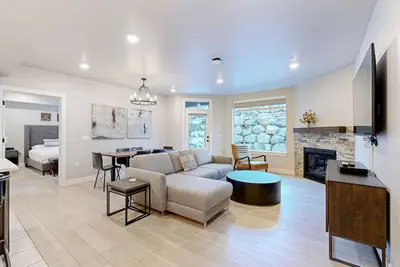 Image de Modern resort condo with pool, hot tub + shuttle service