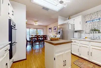 Image de Spacious family retreat close to park, with WiFi, central Ac, W\/D, work space