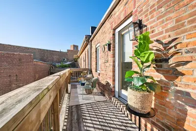 Image de Luxury Townhome-Walk everywhere in Downtown Toledo! 2brs, 2. 5baths. Garage!
