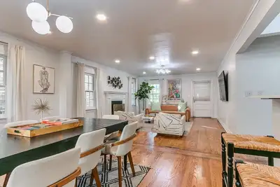 Image de Historic Elegance in Crown Heights - Steps to Parks, Minutes to Fun