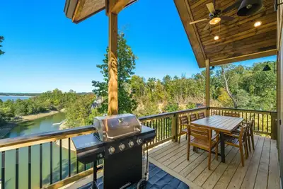 Image de Rustic-Chic Lakefront Escape w/ Games & Outdoor Dining!