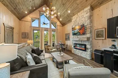 Image de Charmed Waters Cottage: Lake View, Hot Tub, Games!