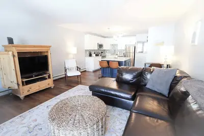 Image de Sun Sung Cozy Condo – A Stylish Escape for 4!