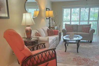 Image de Private Beach Access - 2 min walk from unit!