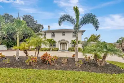 Image de Spacious 8-Bedroom Mansion Just 10 Minutes from Honeymoon Island Beach