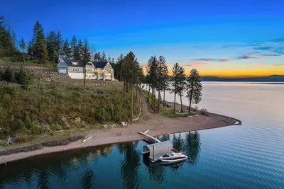 Image de Welcome to The Cda Lakehouse at Pugh Point that offers tranquil luxury.