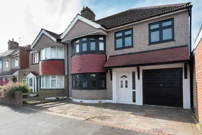 Image de Spacious & Bright 4-Bed Family House + Parking
