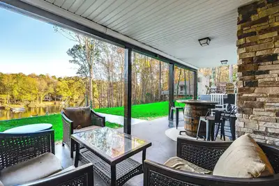 Image de Dock & Hot Tub at High Rock Lake Retreat