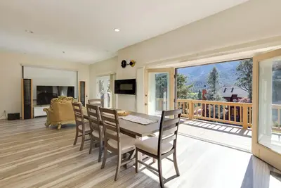 Image de Game Room & Deck: Modern Frazier Park Home!