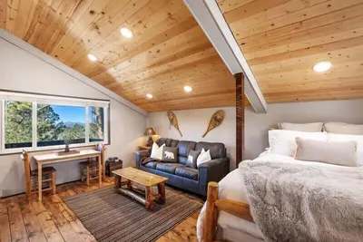 Image de Cozy Studio |Deck Views + Fireplace + Near 11 Mi